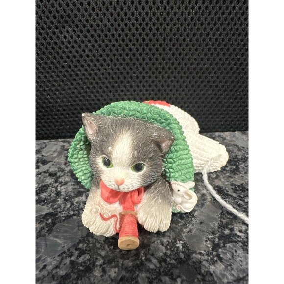 Cute Ceramic Cat Figurines Holding Rose Pink Bow & Green Striped Basket Set - Picture 7 of 16